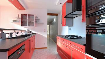 Een koelkast, een microgolfoven, een oven, een vaatwasser