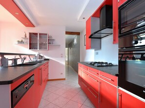 Refrigerador, microondas, horno, lavavajillas