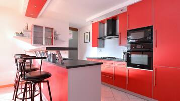 Een koelkast, een microgolfoven, een oven, een vaatwasser