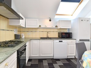 Frigorífico, microondas, horno y lavavajillas