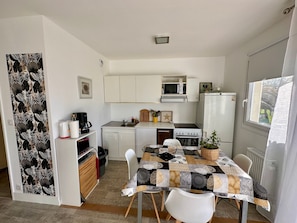 Geladeira, micro-ondas, fogão, cooktop