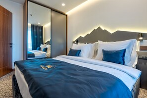 Family Apartment | In-room safe, desk, blackout drapes, soundproofing