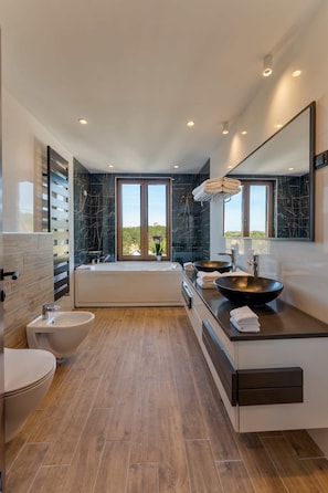 Departamento Royal | Baño | Amenidades de baño gratuitas, secadora de cabello, batas, pantuflas