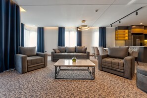 Royal-Apartment | Wohnbereich | 40-Zoll-Flachbildfernseher mit Kabelempfang, Fernseher