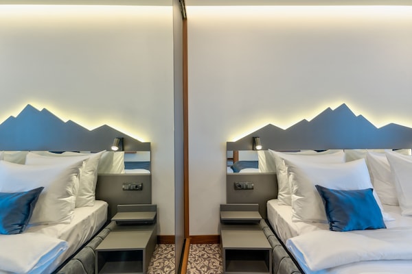 1 habitación, caja de seguridad en la habitación y escritorio