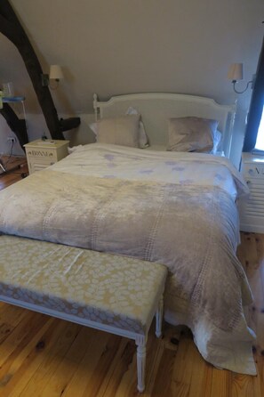 4 bedrooms, desk, iron/ironing board, travel crib