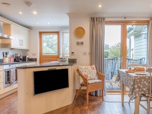 Casa de campo | Cocina privada | Refrigerador, lavavajillas, tetera eléctrica y tostadora