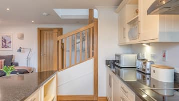 Cottage | Private kitchen | Fridge, dishwasher, electric kettle, toaster