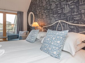 2 bedrooms, individually decorated, individually furnished, free WiFi - 5 Court Cottage, Hillfield Village (Dartmouth)