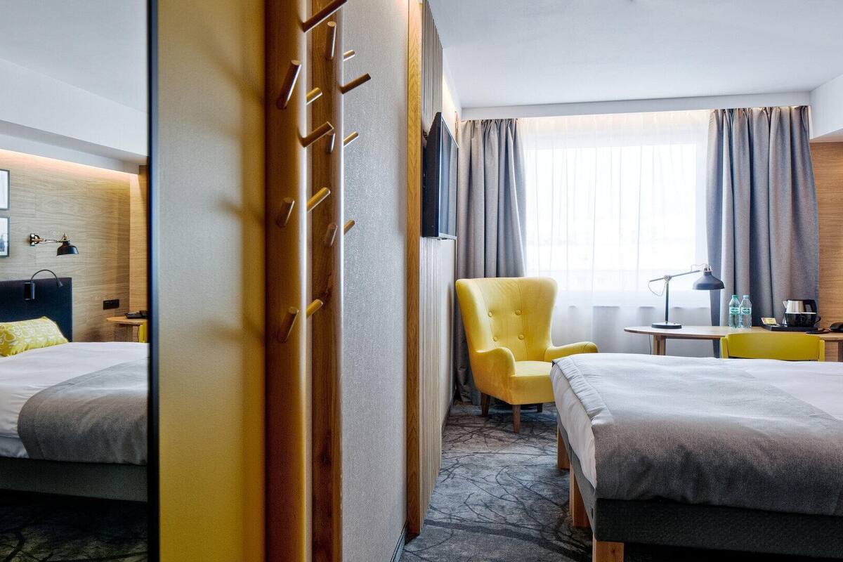Kamar Double Standar | Meja kerja, ruang kerja ramah laptop, kedap suara, dan Wi-Fi gratis