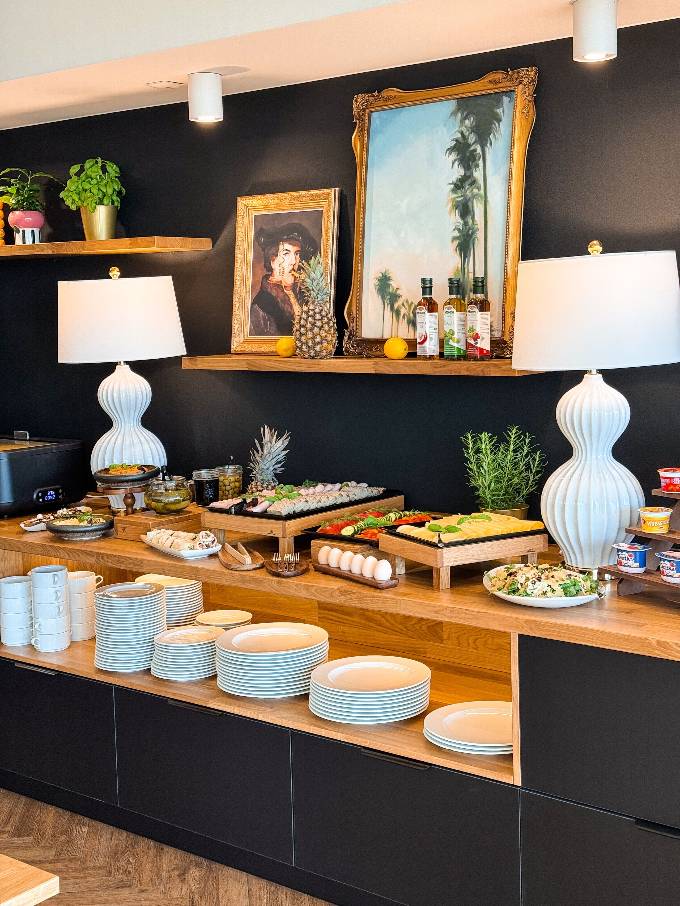 每日供应自助式早餐（每人 PLN 50）