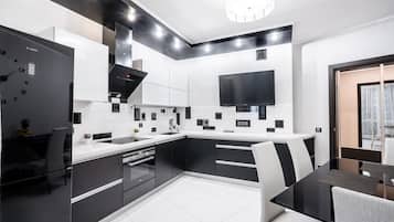 Refrigerador con freezer, microondas, horno, placa de cocina