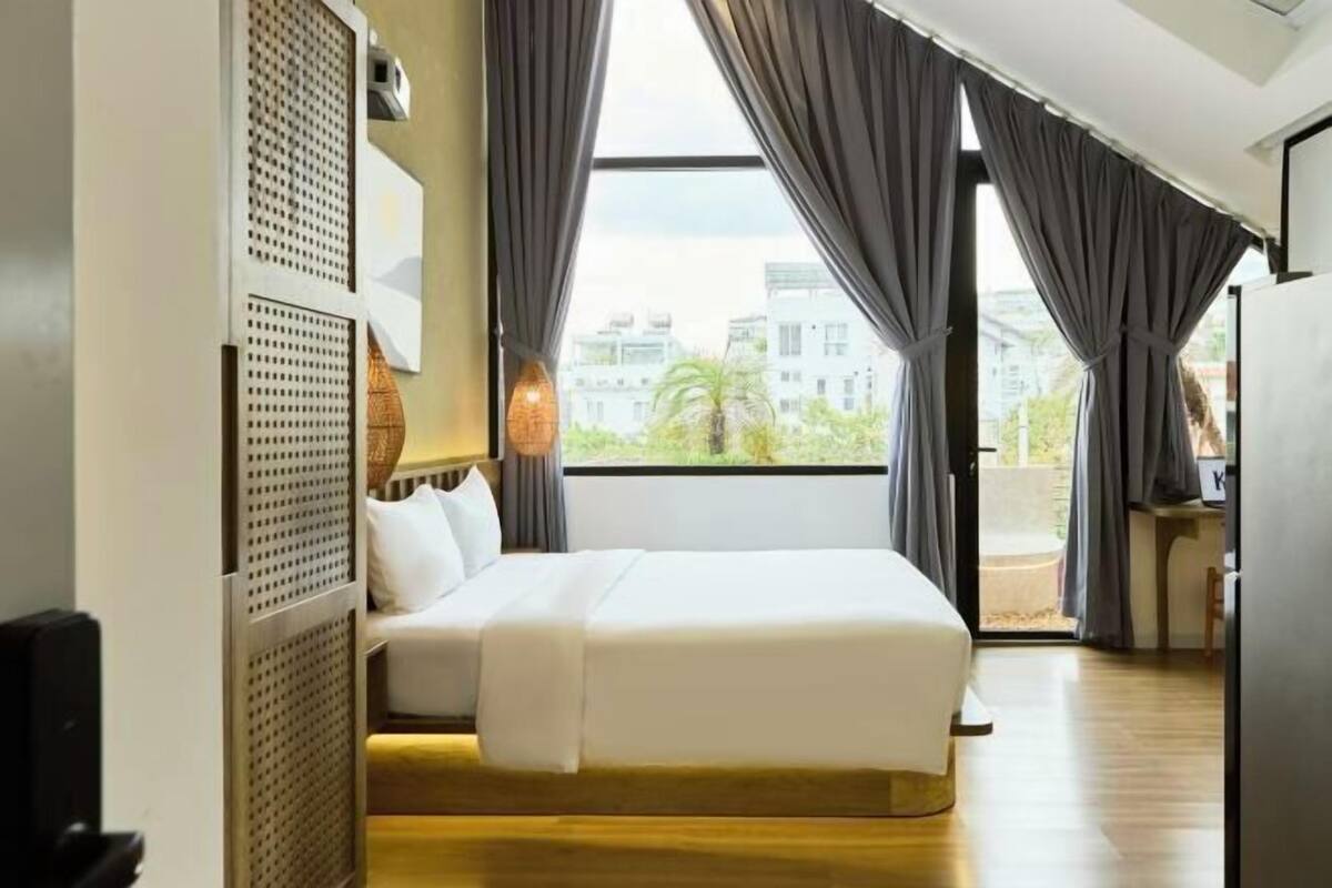 Sengetøy av topp kvalitet, senger med Select Comfort-madrass og minibar