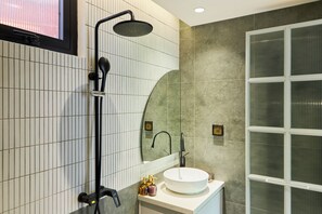 Bathroom - KIN WANDER TAN PHONG, THE MOONAGE (Ho Chi Minh City)