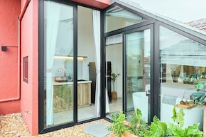 Luxe suite, uitzicht op de stad | Uitzicht vanaf balkon