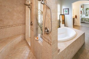 Badewanne, Haartrockner, Handtücher, Shampoo