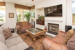 Televisión, chimenea, futbolito y oficina