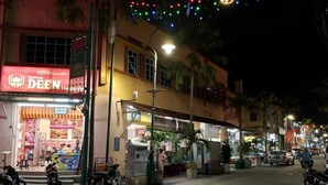 A street scene with a brightly lit storefront named 'DEEN'. - OYO 90838 Ros Heritage Motel (George Town)