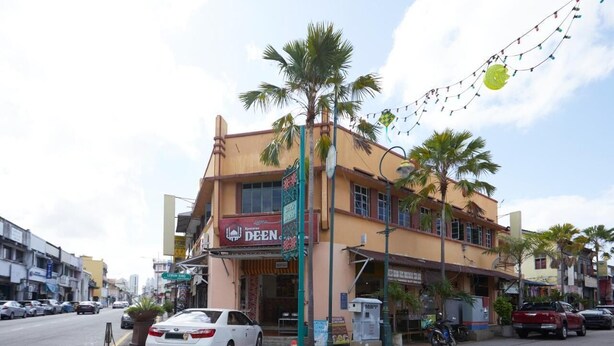 A building with a restaurant named 'DEEN' on the ground floor. - OYO 90838 Ros Heritage Motel (George Town)