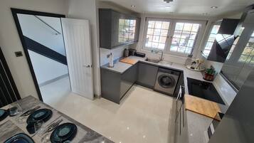 Kjøleskap, mikrobølgeovn, ovn og kokeplater