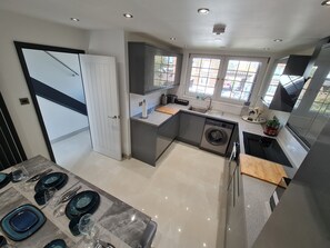 Fridge, microwave, oven, stovetop - Modern Luxury Apartment & Family Home (London)