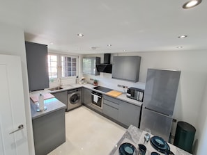 Fridge, microwave, oven, stovetop - Modern Luxury Apartment & Family Home (London)