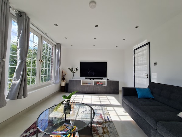 Smart TV, video games, DVD player - Modern Luxury Apartment & Family Home (London)