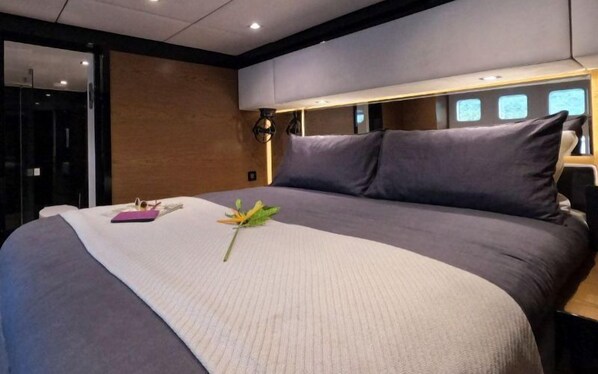 Deluxe Cabin | 3 bedrooms, individually furnished, laptop workspace