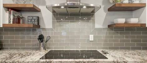 Kylskåp, mikrovågsugn, ugn och spishäll