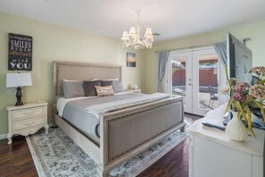 3 bedrooms, desk, iron/ironing board, travel crib