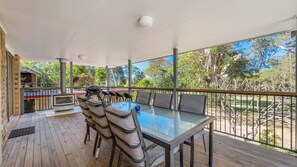 Outdoor dining - Absolute Waterfront (North Haven)