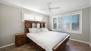 3 bedrooms, iron/ironing board, WiFi, bed sheets - Absolute Waterfront (North Haven)