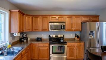 Køleskab, mikrobølgeovn, ovn, kogeplade