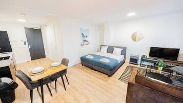 Eenvoudige studio | Woonkamer | Een 40-inch lcd-televisie met digitale zenders en vloerverwarming