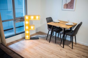 Decoración personalizada, wifi gratis y ropa de cama