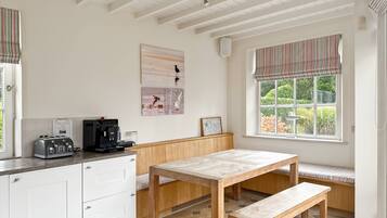 House, 5 Bedrooms, Balcony, Garden View | Dining