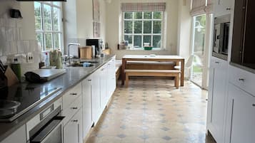 House, 5 Bedrooms, Balcony, Garden View | Private kitchen