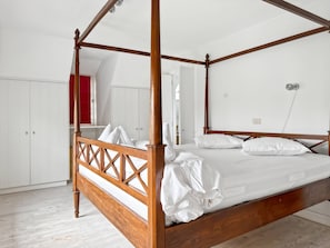 A four-poster bed with white linens and pillows, wooden frame, and a white ceiling. - Luxurious 5-bedroom Holiday House in Knokke-heist Belgique (Knokke-Heist)