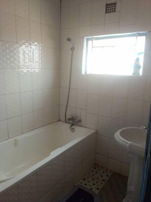 Free toiletries, towels, soap, toilet paper - Zambia (Chipata)