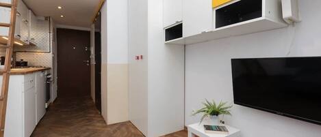 Fridge, oven, stovetop, cookware/dishes/utensils