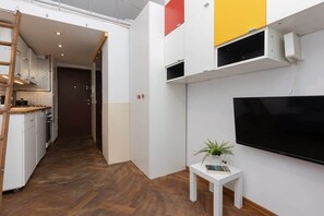 Fridge, oven, stovetop, electric kettle - Functional Studio in Praga | Close to Metro | Desk (Warszawa)