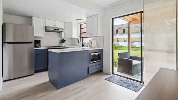 Coffee/tea maker, fridge, microwave, oven - Charming Townhouse Near Indialantic Beach (Indialantic)