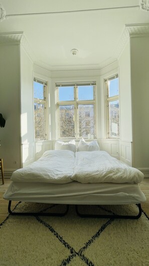 1 habitación, tabla de planchar con plancha y cuna de viaje 