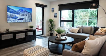 Selkirk Staytion - Stylish Condo with Hot Tub