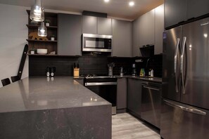 Een koelkast, een magnetron, een oven, een kookplaat