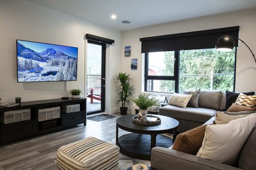 Selkirk Staytion - Stylish Condo with Hot Tub