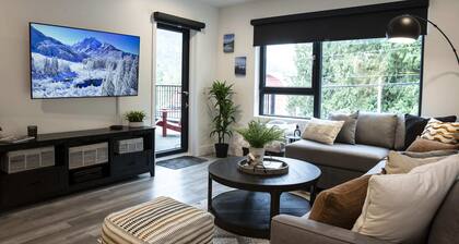 Selkirk Staytion - Stylish Condo with Hot Tub