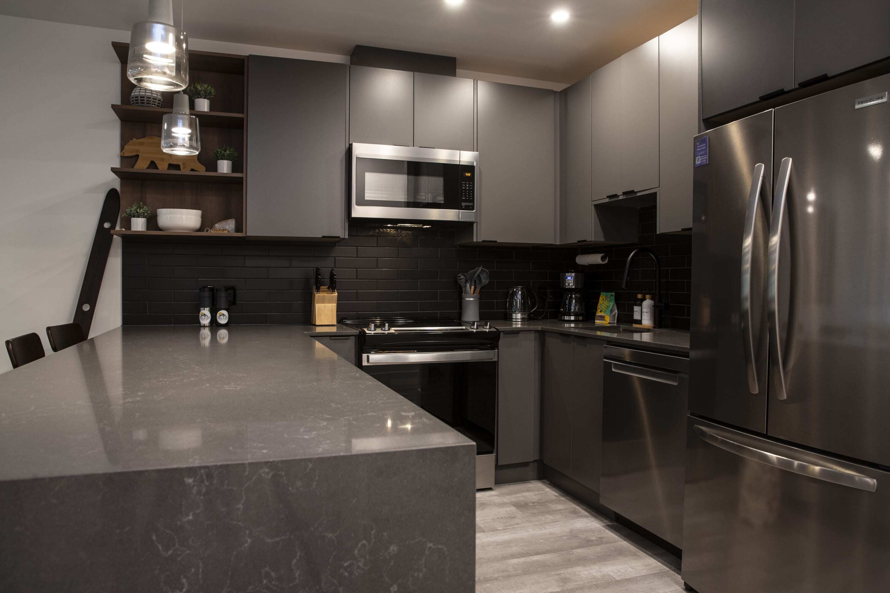 Réfrigérateur, micro-ondes, four, plaque de cuisson