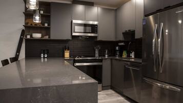 Réfrigérateur, micro-ondes, four, plaque de cuisson