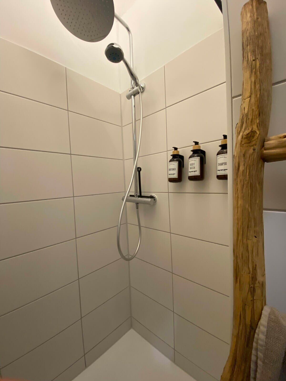 Dusche, kostenlose Toilettenartikel, Haartrockner, Handtücher
